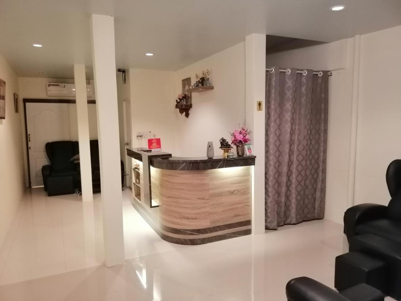 The Baan Nathong Hostel Bangkok Bagian luar foto