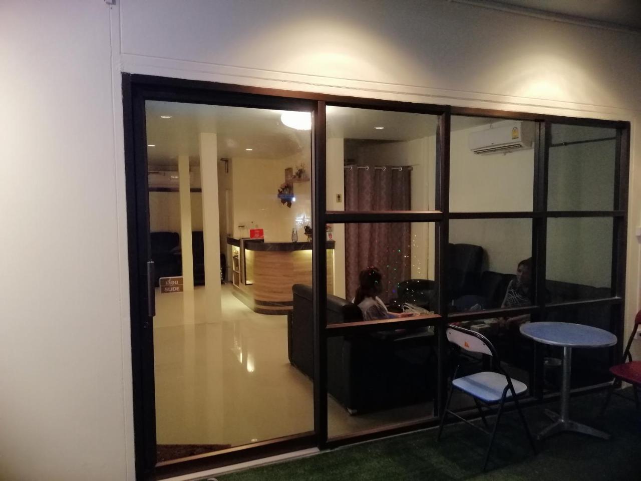 The Baan Nathong Hostel Bangkok Bagian luar foto