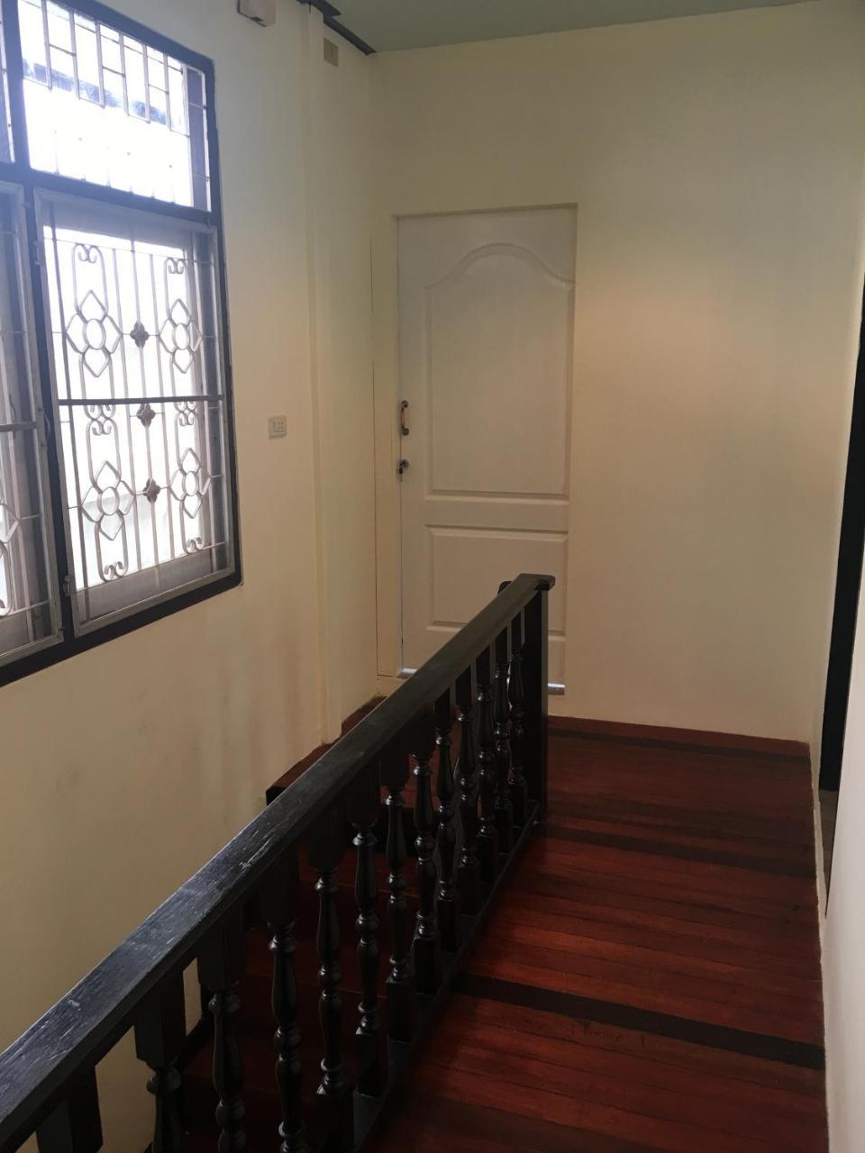 The Baan Nathong Hostel Bangkok Bagian luar foto