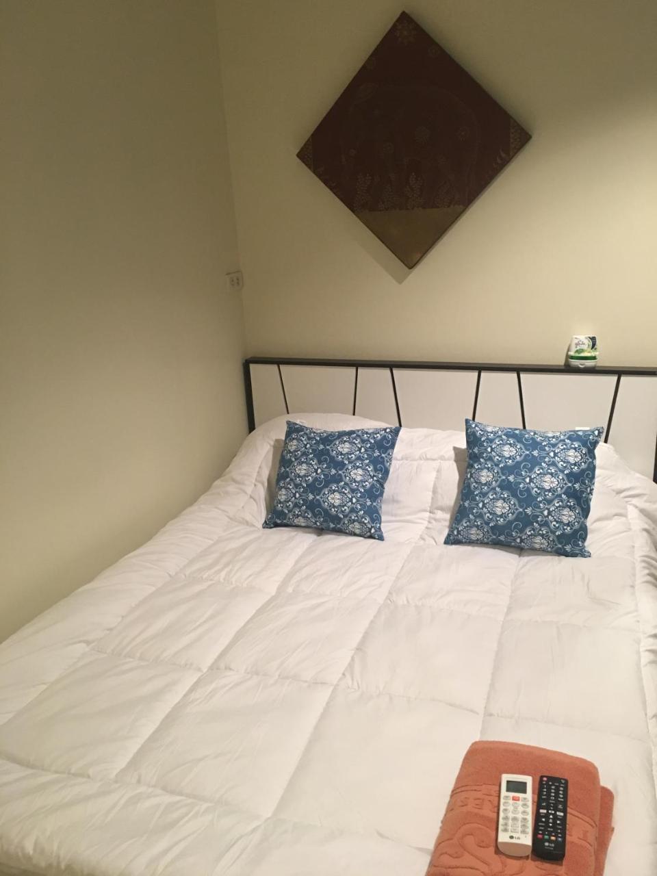The Baan Nathong Hostel Bangkok Bagian luar foto