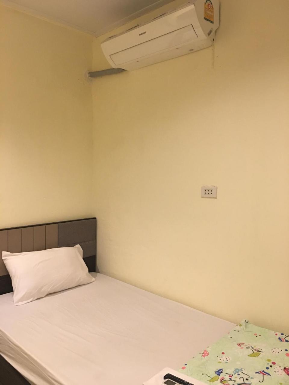 The Baan Nathong Hostel Bangkok Bagian luar foto