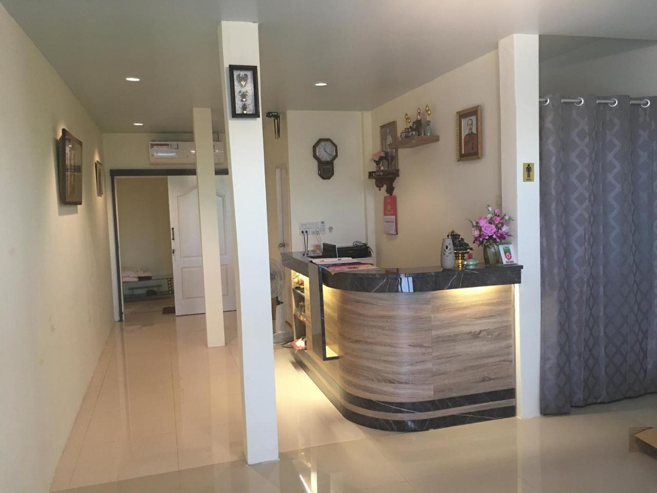The Baan Nathong Hostel Bangkok Bagian luar foto