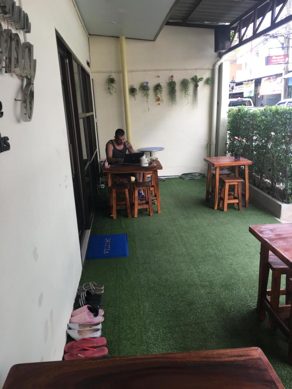 The Baan Nathong Hostel Bangkok Bagian luar foto