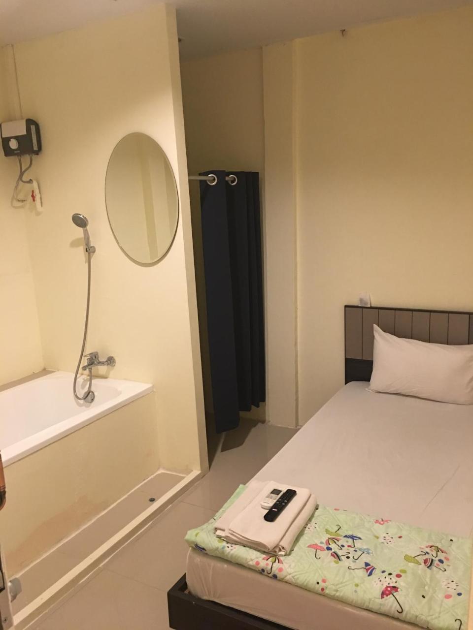 The Baan Nathong Hostel Bangkok Bagian luar foto