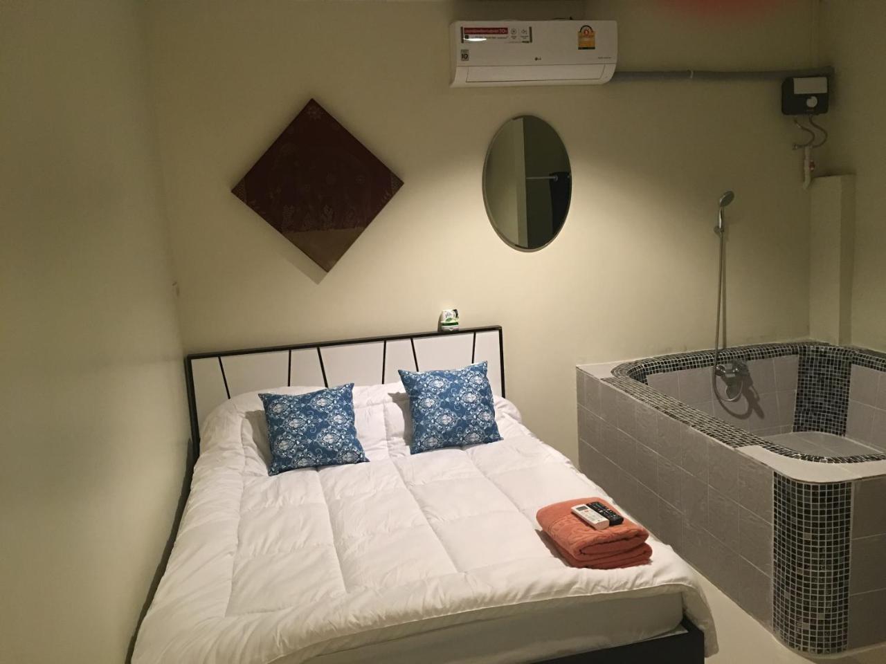The Baan Nathong Hostel Bangkok Bagian luar foto