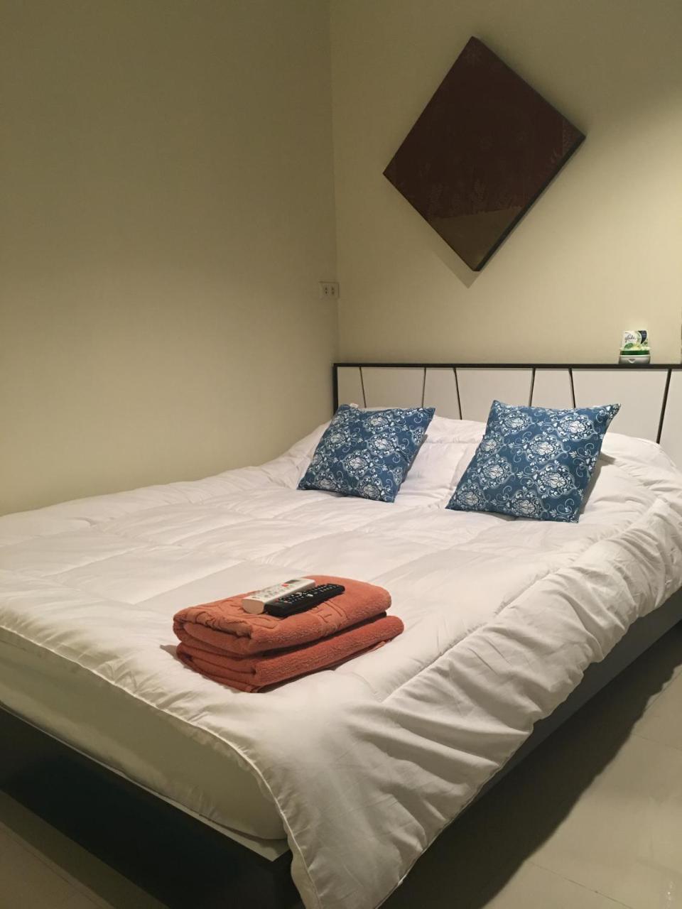 The Baan Nathong Hostel Bangkok Bagian luar foto