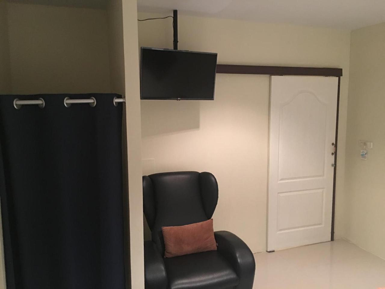 The Baan Nathong Hostel Bangkok Bagian luar foto