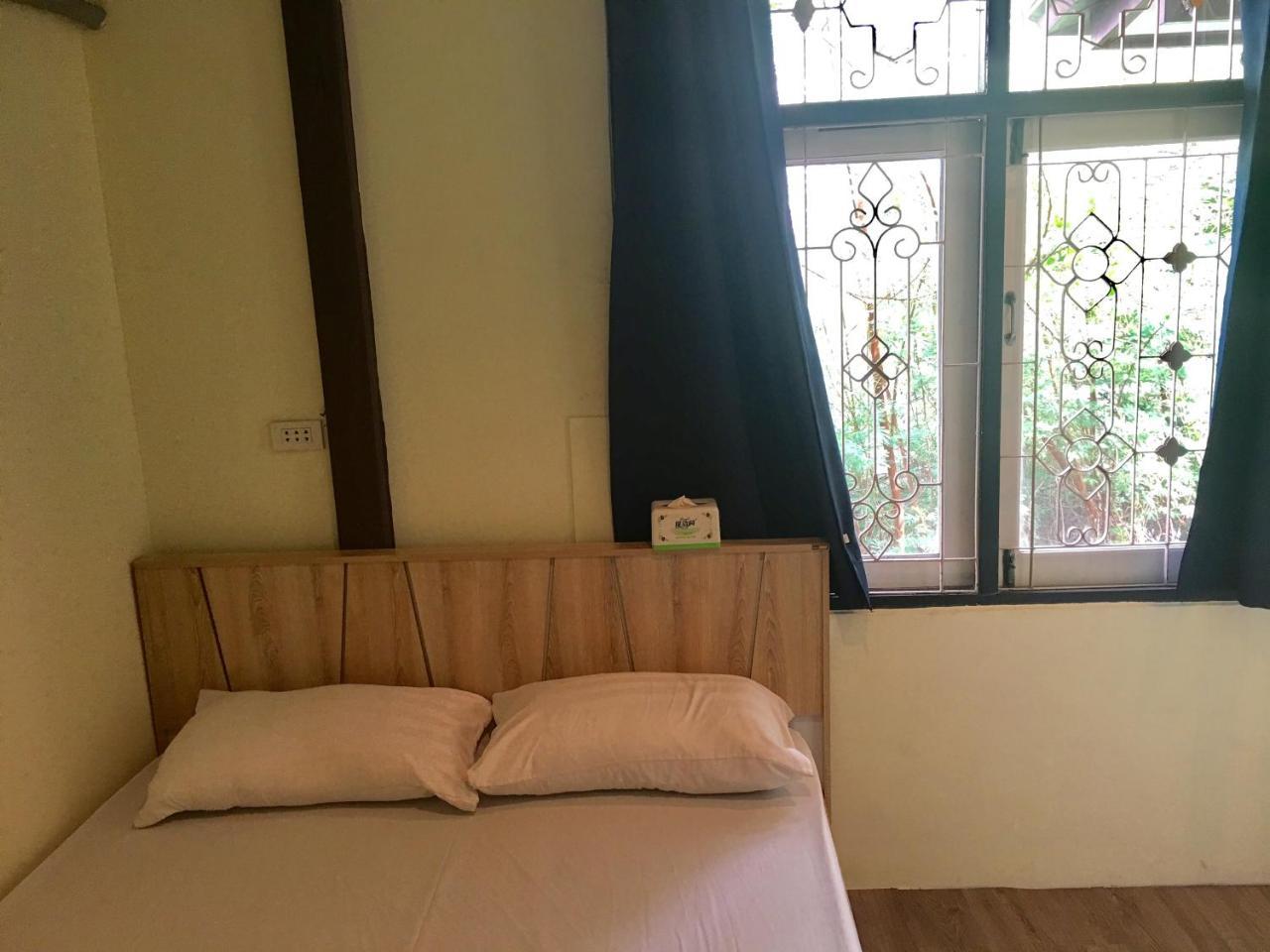 The Baan Nathong Hostel Bangkok Bagian luar foto