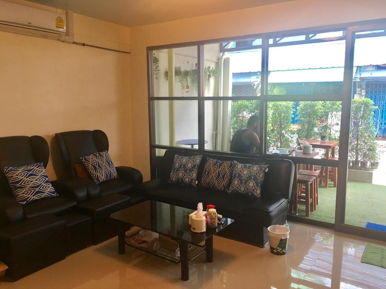 The Baan Nathong Hostel Bangkok Bagian luar foto
