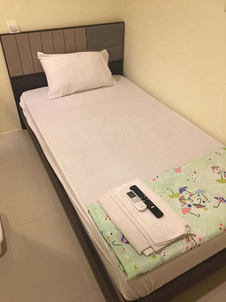 The Baan Nathong Hostel Bangkok Bagian luar foto