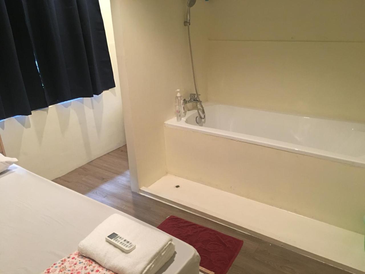 The Baan Nathong Hostel Bangkok Bagian luar foto