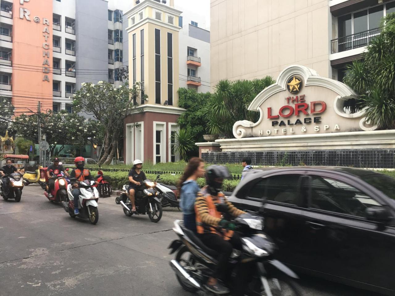 The Baan Nathong Hostel Bangkok Bagian luar foto